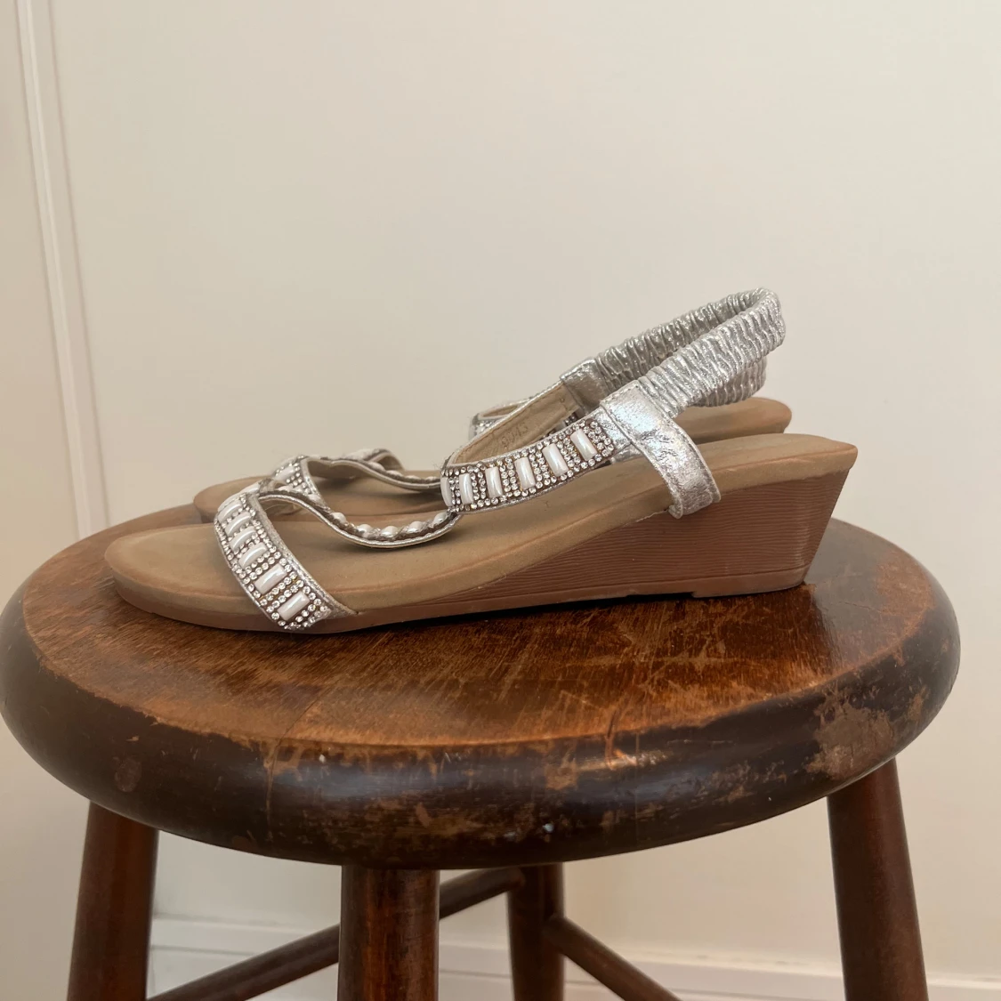 Silvriga sandaler med pärldetaljer storlek 39 - 3