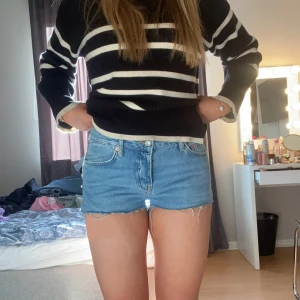 Blå jeansshorts från lager 157 - Säljer ett par snygga blå jeansshorts från lager 157. Det är från början ”icon” jeansen men klippte av dem till shorts