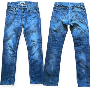 Acne Jeans - Snygga blå jeans från Acne Studios med klassisk femficksdesign och knappgylf. Dom är modellen Roc Verakai i storleken W29 L34 men dom sitter som W29 L32. Dom är knappt använda och i extremt bra skick.
