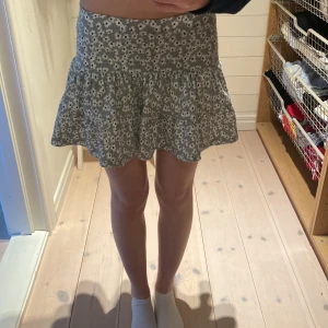 Blommig kortkjol från 157 New - Säljer en söt blommig kortkjol från 157 New. Knappt använd! Säljer för använder inte längre💞