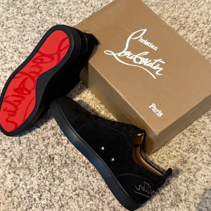 Christian Louboutin sneakers - Christian Louboutin sneakers i helt nyskick. Helt oanvända! Skorna är gjorda i mocka och läder och tillverkade i Italien. Boxen är lite skadad. Hör av er vid frågor! MVH Fred!