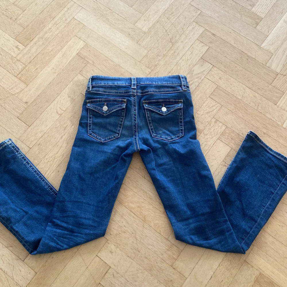 Snygga blå jeans från Gina Tricot med klassisk femficksdesign och knappgylf. Dom är bootcut och lågmidjade. Storlek 158. . Farkut & Housut.