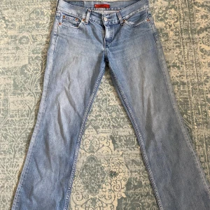 Levis eve 557 - MÅTT: 40 cm tvärs över midjan 76 cm innerbenslängd 20 cm midjehöjd 🍒 Levis eve 557 med låg midja! Tyvärr lite för små för mig därför ser de inte jättebra ut på mig, tar ej fler bilder. Perfekt skick förutom lite nötta längst ner på ena benet men det hör till vintage looken ju😛