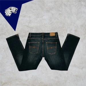 NUDIE JEANS GRIM TIM  - Nudie jeans Grim Tim | Skick: 8/10 (slitning på vänstra benet) | Strl W32 L34 (borttagen storleks lapp)| Modellen är 182cm | Hör av dig om du undrar någonting! 