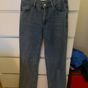 Världens snyggaste jeans - Dessa är så sjukt snygga, lågmidjade jeans i storlek XS, perfekt längd med skor till mig som är 163cm och är egentligen en S. Sjukt snygg tvätt, lite bootcut. Använda typ 2 gånger men passar inte längre. 