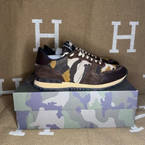 Valentino Rockrunner - Tja! Säljer dessa otroligt snygga Rockrunners från Valentino med ett coolt camouflage-mönster i brunt och beige. Skorna har snörning och är tillverkade i mocka och skinn. Perfekta för en trendig look. Skorna är i otroligt bra skick, endast använda 3 gånger! Digitalt kvitto finns, givetvis äkta! Vid funderingar är det endast att höra av sig!