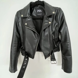 Svart skinnjacka från Zara - Svart skinnjacka zara.