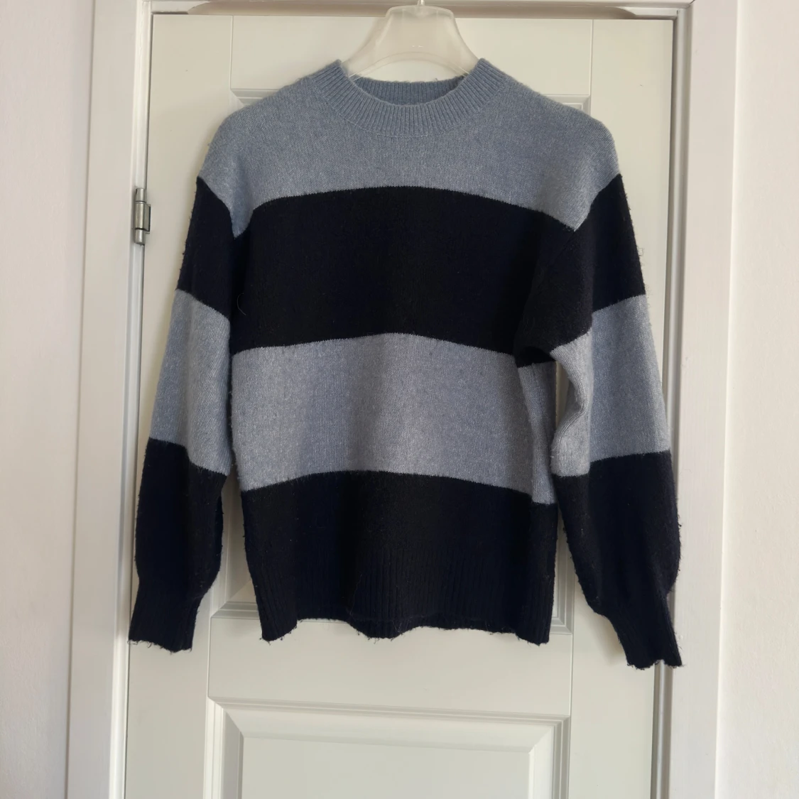 Randig stickad tröja i mörkblå och blå