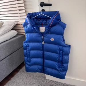 Moncler Luiro - Moncler Luiro Vest, Cond 9/10 Flawless, Size 5/L Retail 12500kr! Tveka inte på att skicka ett meddelande vid frågor eller liknande🙌