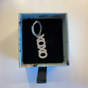 BYTE/KÖP AV SILVER SMYCKEN.  - Kan tänka mig byta dessa mot andra guld smycken. Säljer 5 stycken olika silver smycken. Ett par med nit örhängen från edblad nypris 400, ett par andra nit örhängen med en nit från edblad i mini nypris 350, ett XOXO örhänge från Ioaku nypris 300kr, en ring från Edblad stolek xs och en mom ring. Pris kan diskuteras beroende på vad du vill ha, annars så får man gärna byta något smycke mot ett annat guld smycke.💕
