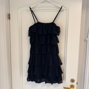 klänning från Vila - Snygg svart klänning från Vila. Klänningen har en dragkedja i sidan för enkel på- och avtagning. Man kan även dra ner axelbanden och den sitter fortfarande kvar. Väldigt skönt och bekväm klänning. 