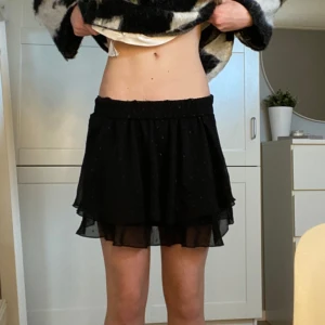 svart volangkjol! 💕 - jättesöt svart volangkjol med silvriga detaljer! 