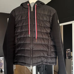 Moncler cardigan - Moncler cardigan med luva i riktigt bra skick. Inga skador alls. Den är i storlek S. Perfekt nu inför vår och sommar! Hör av dig vid frågor eller fler bilder.