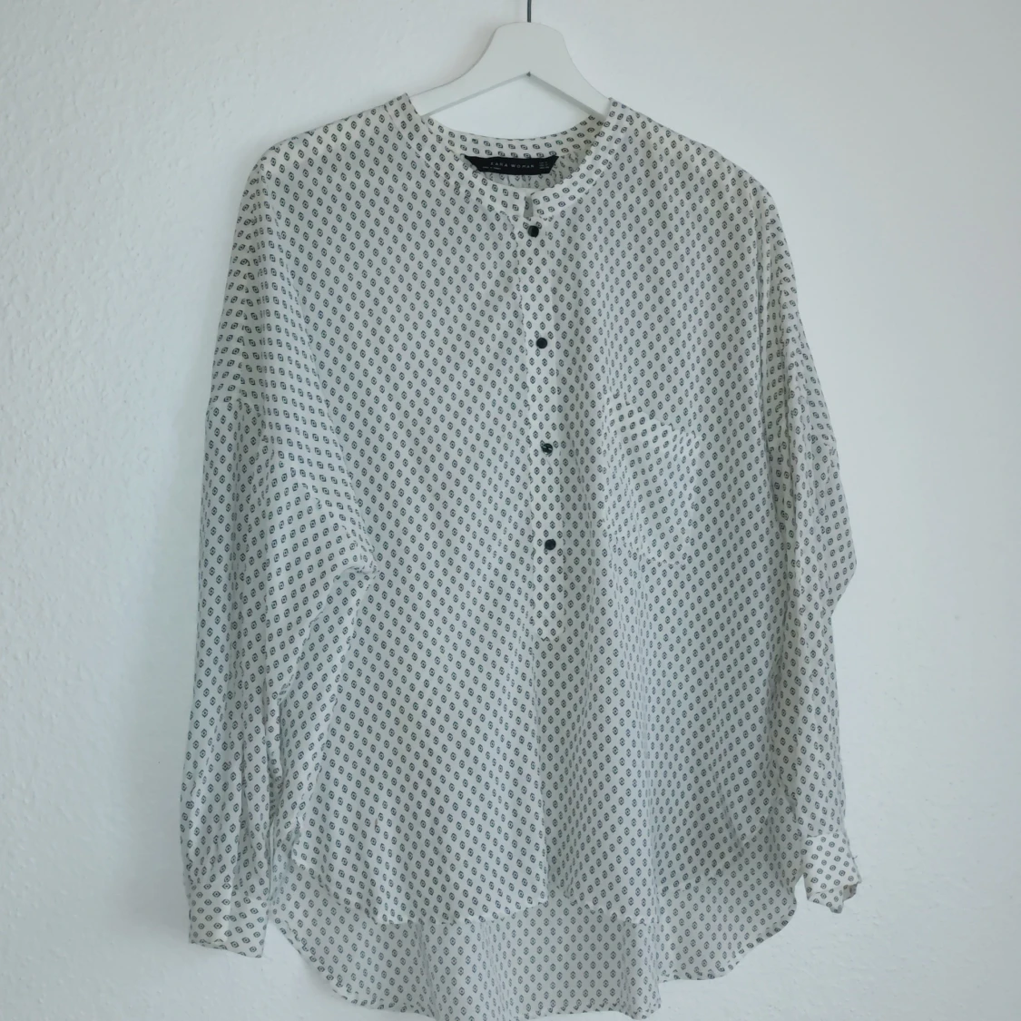 Vit och svart mönstrad blus från Zara Woman