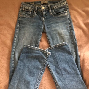 ltb valerie jeans - ltb valerie lågmidjade bootcut jeans i storlek 24x32🫐bra skick men lite sliten på baksidan (sista bilden) passar xs/s