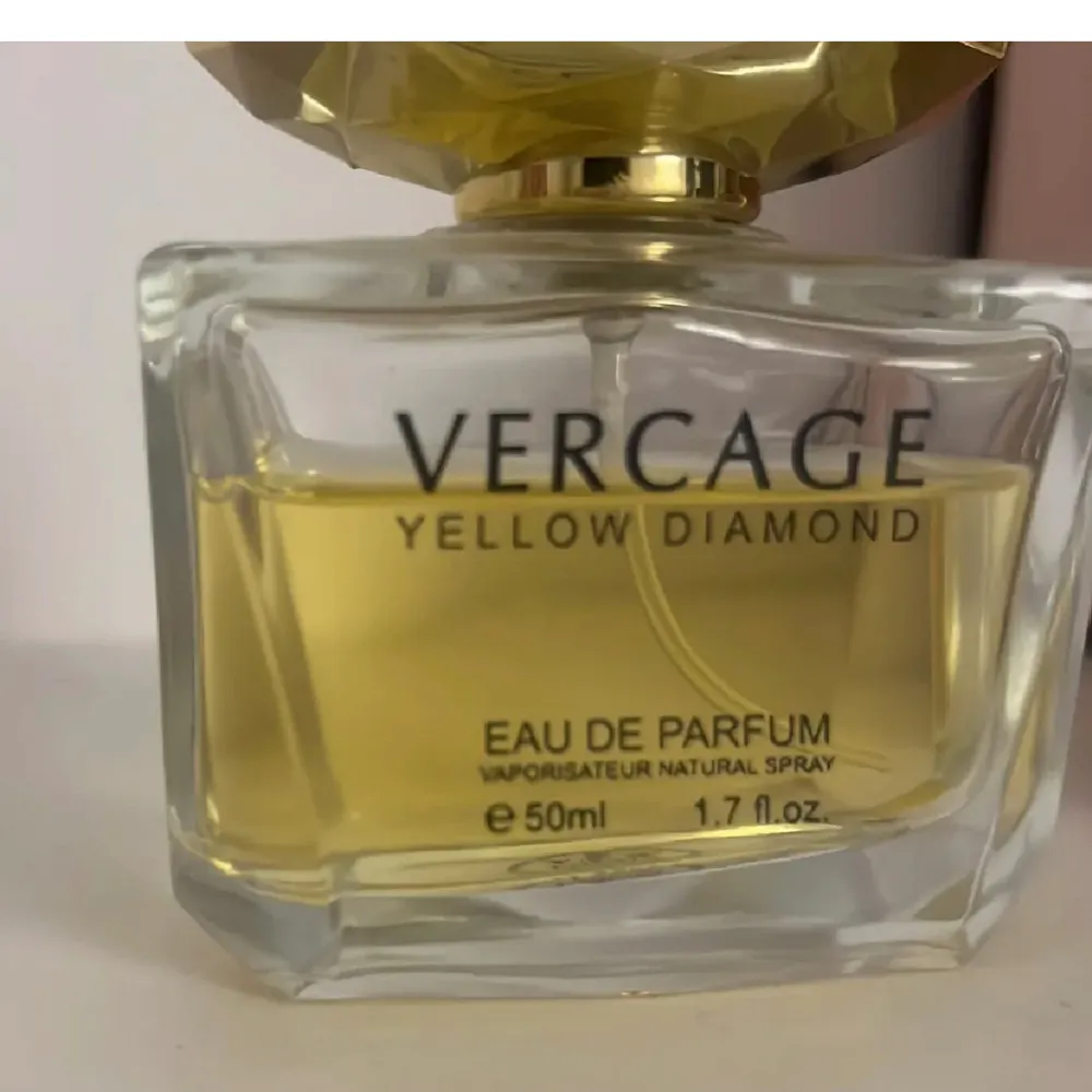 Yellow diamond parfym i 50 ml men lite mindre kvar. (Den är ej äkta!). Perfume.