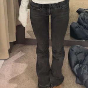 Svarta bootcut jeans - .Snygga svarta lågmidjade byxor. Byxorna har en klassisk design med dragkedja och knappar framtill.Går att justera i midjan, är sydda lågmidjade och lite uppspretade så är byxorna blev lite längre( kan vissa bild privat). Är i strl 162 och passar mig som är runt 160❤️