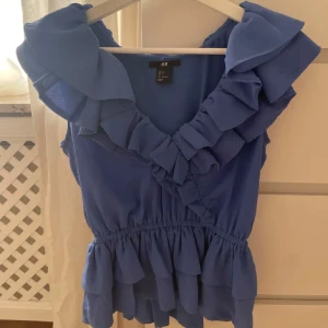 Supersöt blus - Jättefin blus som är helt slutsåld!🩷 Säljer då den tyvärr är lite liten på mig🩷(lånad bild) Skriv för fler bilder💕har defekter som inte syns och som går att sy💕