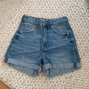Jeansshorts - Säljer de här jeansshortsen💗💗 xoxo