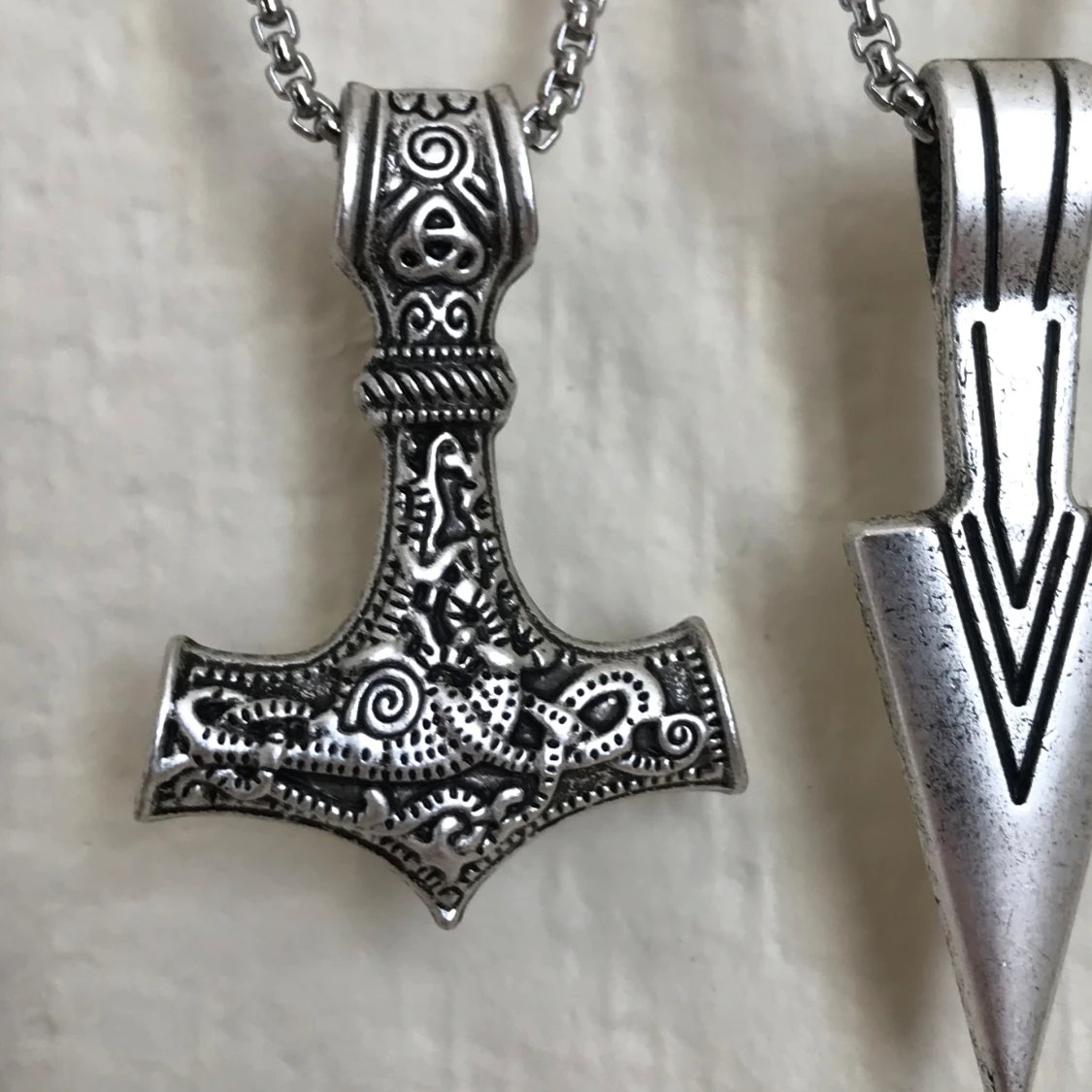 Tre halsband med vikingainspirerade hängen - 3