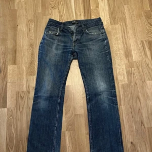 Blå jeans från Lee - Snygga blå jeans från Lee med en klassisk design. De har en knappgylf och femficksmodell. Perfekta för en avslappnad stil. Säljer pga att de är för små för mig. Storlek: 32/32