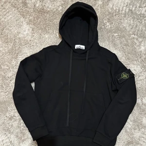 Svart hoodie från Stone Island - Tja! Säljer denna stiliga hoodien i en skön colour way❗️| Skick: 9/10! Otroligt bra skick, har används 1-3 gånger! | Storlek: M sitter också bra på S ❗️| Ny pris ca 2500kr 💵| Färg: Svart ⬛️| Tillbehör tyvärr inga tillbehör med 🙁| Fraktar: Spåra genom PostNord och Instabox 📦| Hör av er för mer information! | Allt gott! 👊