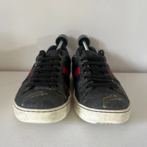 Gucci ace skor - Säljer dessa stilrena Gucci ace skorna strlk 41 (6)    Använda av mig i ca 2 månader, skick 8/10🙌 passar till allt och perfekta till sommarsäsongen 👍