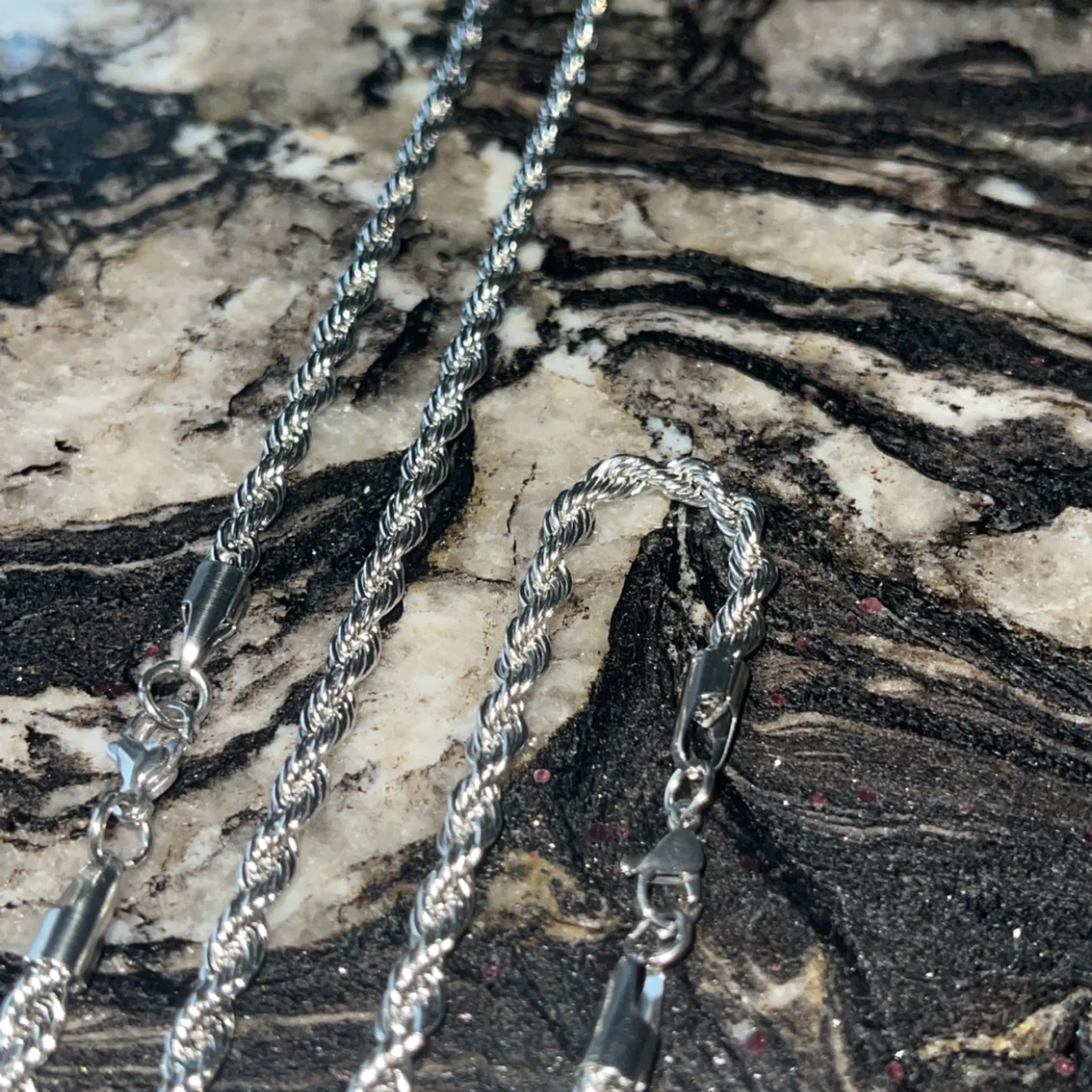 Silverfärgat halsband med tvinnad kedja - 1