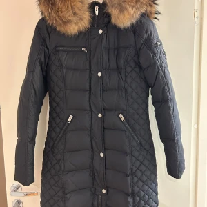 Rockandblue Beam Dunjacka - Lättare dunkappa med äkta päls från Rockandblue. Varsamt använd så är i väldigt gott skick. Är något mindre i strl. Nypris ca 5000kr.