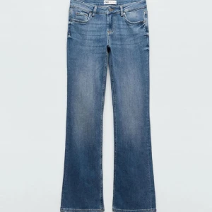 Blå bootcut jeans från Zara - Snygga blå bootcut jeans från Zara. Lågmidjade och med stretchigt material. Har används, men inga tydliga defekter.💕