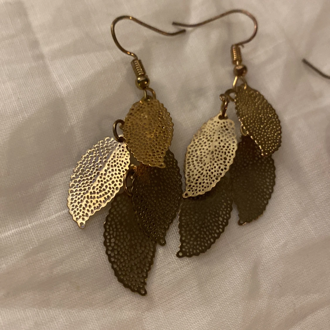 Guldiga lövformade örhängen - 2