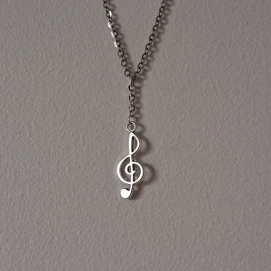 Silverhalsband med G-klav hänge - Elegant silverhalsband med ett hänge i form av en G-klav. Perfekt för musikälskare som vill ha en stilren och personlig accessoar. Kedjan är tunn och smidig, vilket gör den bekväm att bära.