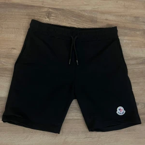 Moncler shorts  - Hej, säljer Moncler shorts i storlek S i bra skick perfekt nu till sommaren.