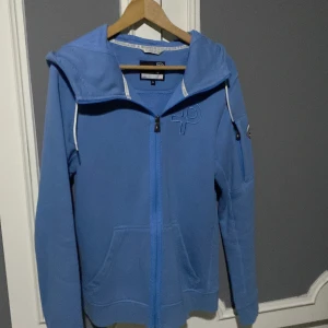 Pelle P Hoddie - Säljer min Pelle P Hoodie som är nästan helt ny.