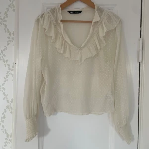 Zara blus  - Blus från Zara som är använd ett fåtal gånger. Är i storlek L, men passar mig som brukar ha S/M perfekt 😊