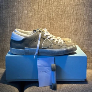 Philippe Model Skor - - Storlek 41 passar 41/42 - 8/10 Skick - Box och extra snören ingår - kvitto finns! 🧾 Köp sker via Plick/Swish eller Revolut 🙌