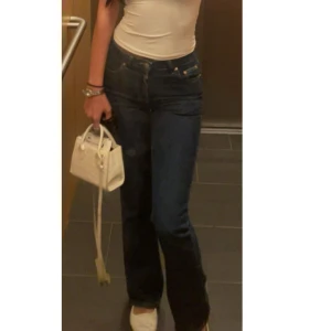 Medelhöga mörkblåa jeans - Mörkblåa trendiga jeans, säljer pga de blivit för små på mig men dessa var mina favorit jeans. Sitter perfekt och längden är bra. Är 172cm