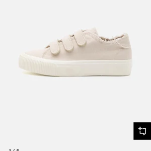 Beige skor - Säljer dessa superfina skor eftersom att de är snäppet för stora för mig. Har inte använt de så ofta så de är ganska rena. Dessa är helt slutsålda på hemsidan☺️