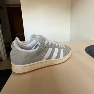 Adidas Originals Campus 00s grey  - Skorna är använda men fortfarande i ett mycket bra skick. Pris kan diskuteras 