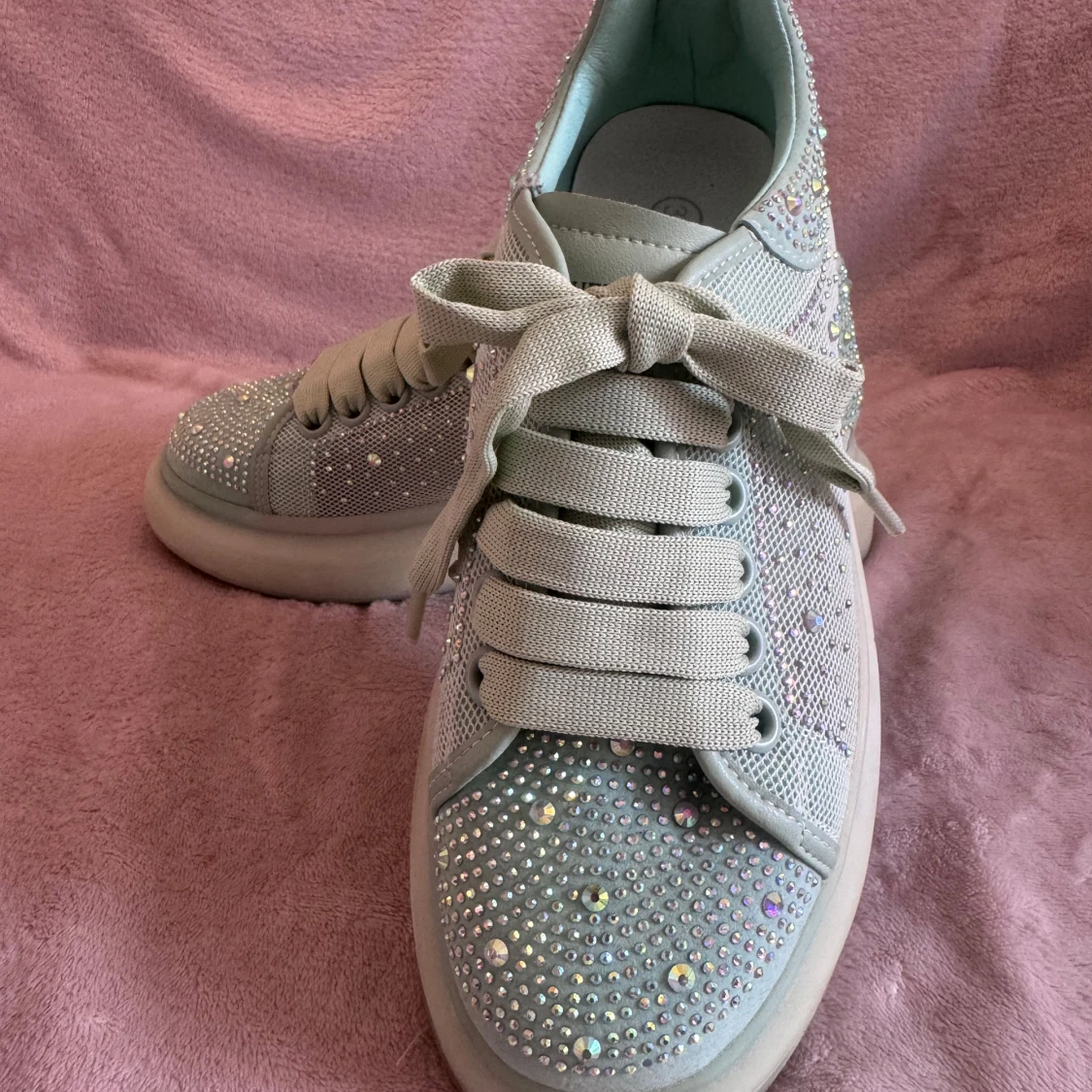 Glittriga sneakers med snörning