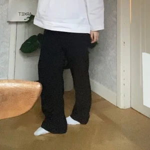 Svarta Kostymbyxor  - Säljer dessa snygga kostymbyxor från madlady! Säljer då dom inte kommit till användning! Storlek 38 längd short❣️