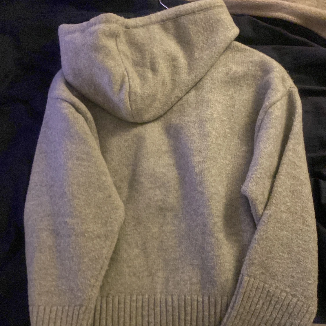 Grå hoodie från Zara - 4