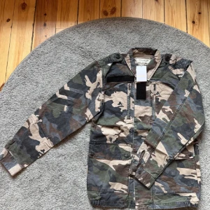 Feildjacket Zadig Voltair - nypris 2200kr -  Sjukt fet feildjacket från Zadig & Voltaire. Skriv för mer bilder. Alldrig använd så inga defekter. Vid en snabb affär kan priset möjligen sänkas