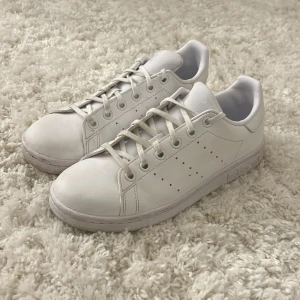 Vita Adidas Stan Smith sneakers - Vita Adidas Stan Smith sneakers med klassisk design och snörning. 
