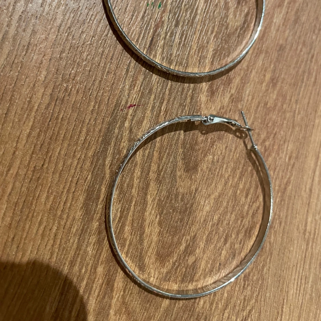 Stora silverfärgade hoop-örhängen - 2