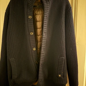 Svart stickad jacka med huva - Säljer min Ferrante jacka i mycket gott skick. 100% italienskt bomull. Storlek 52 (M). Nypris 5500kr