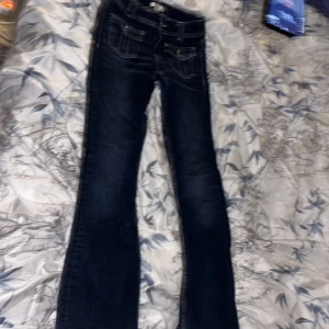 Mörkblå jeans  - Snygga mörkblå jeans från Gina Tricot med bootcut-stil. Fickor där framme. Säljer pga är för liten och använder inte. Det funkar som en ny kan ju vara använd några gången men funkar så en användbar byxor