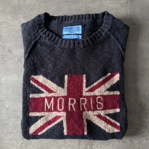 Morris knitted - Modellen på bilden är 181cm | size L fits M | nypris runt 1800, mitt pris 499 | hör av er vid frågor! 💫