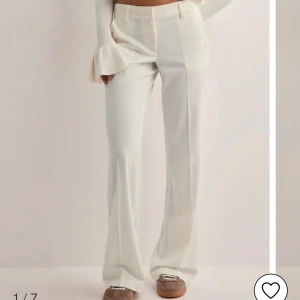 Vita vida byxor - Säljer ett par stilrena vita byxor med en vid passform. Byxorna har en ganska låg midja mjukt material. bea till våren och sommaren. kostar 400 kr på nellys hemsida