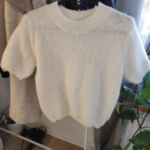 Vit stickad tröja - Stickad tröja från gina tricot i storlek xs. Den är litte croppad vid magen. Skriv om du vill ha fler bilder eller om du undrar något.